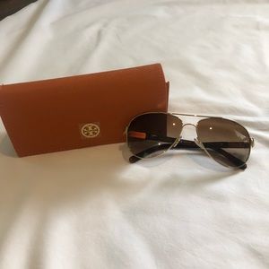 Tory Burch Aviator Sunnies & case😎super cute!